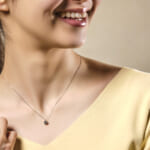 婚約ペンダント作品：たんぽぽの試着イメージ