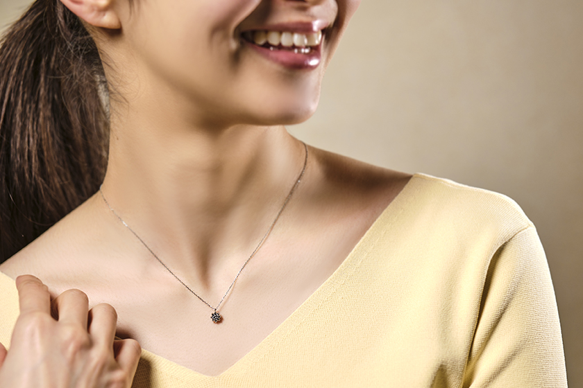 婚約ペンダント作品：たんぽぽの試着イメージ