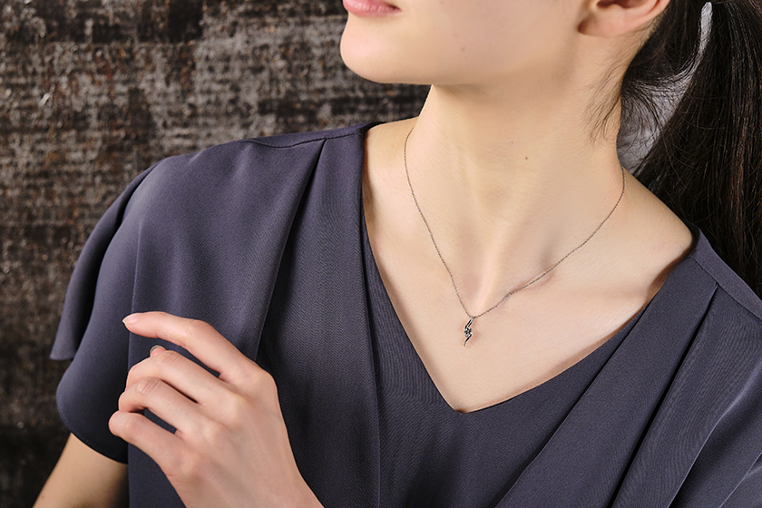 婚約ペンダント作品：夜空の試着イメージ