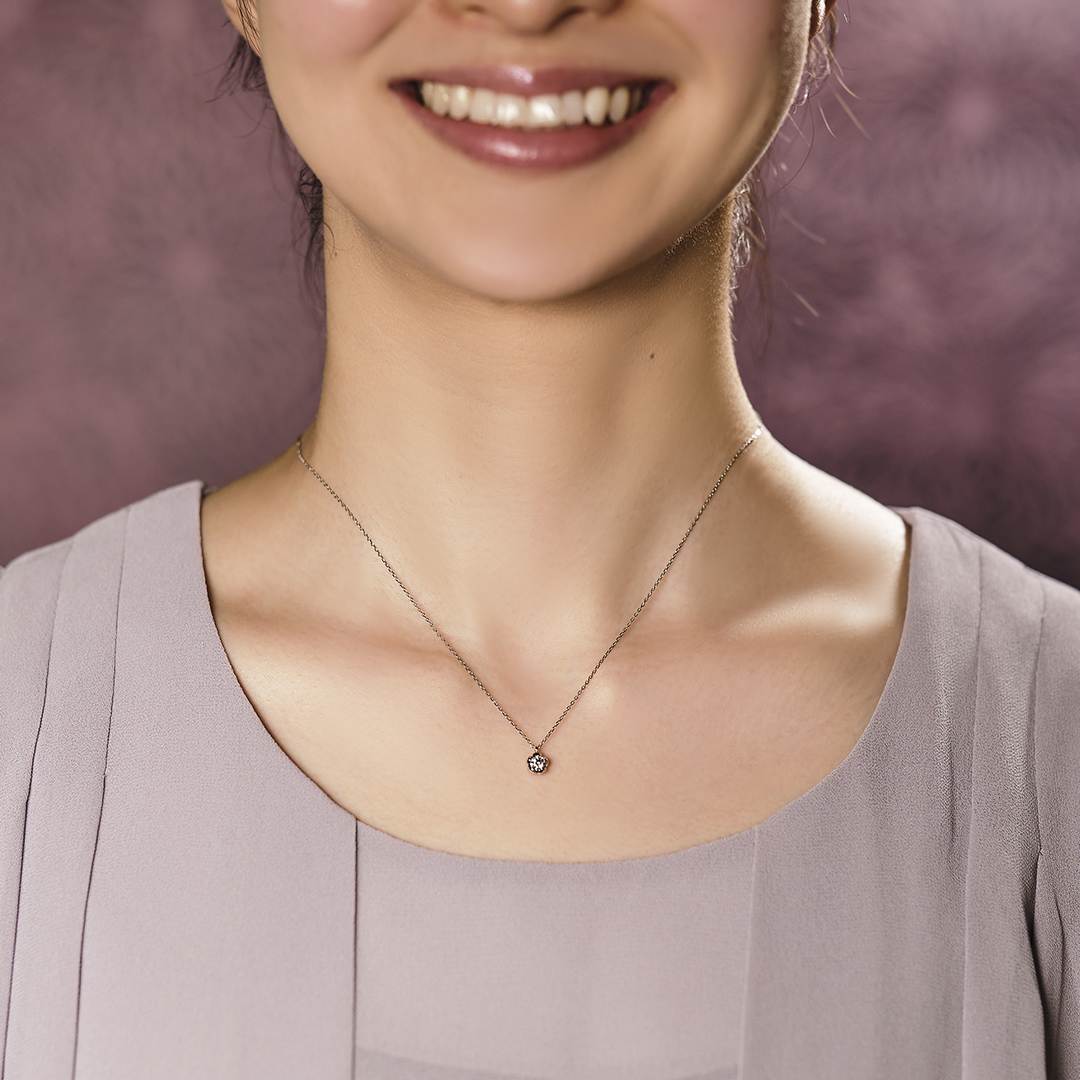 婚約指輪を着けられない女性に婚約ペンダントを