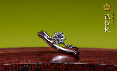 婚約指輪作品：花桔梗です。